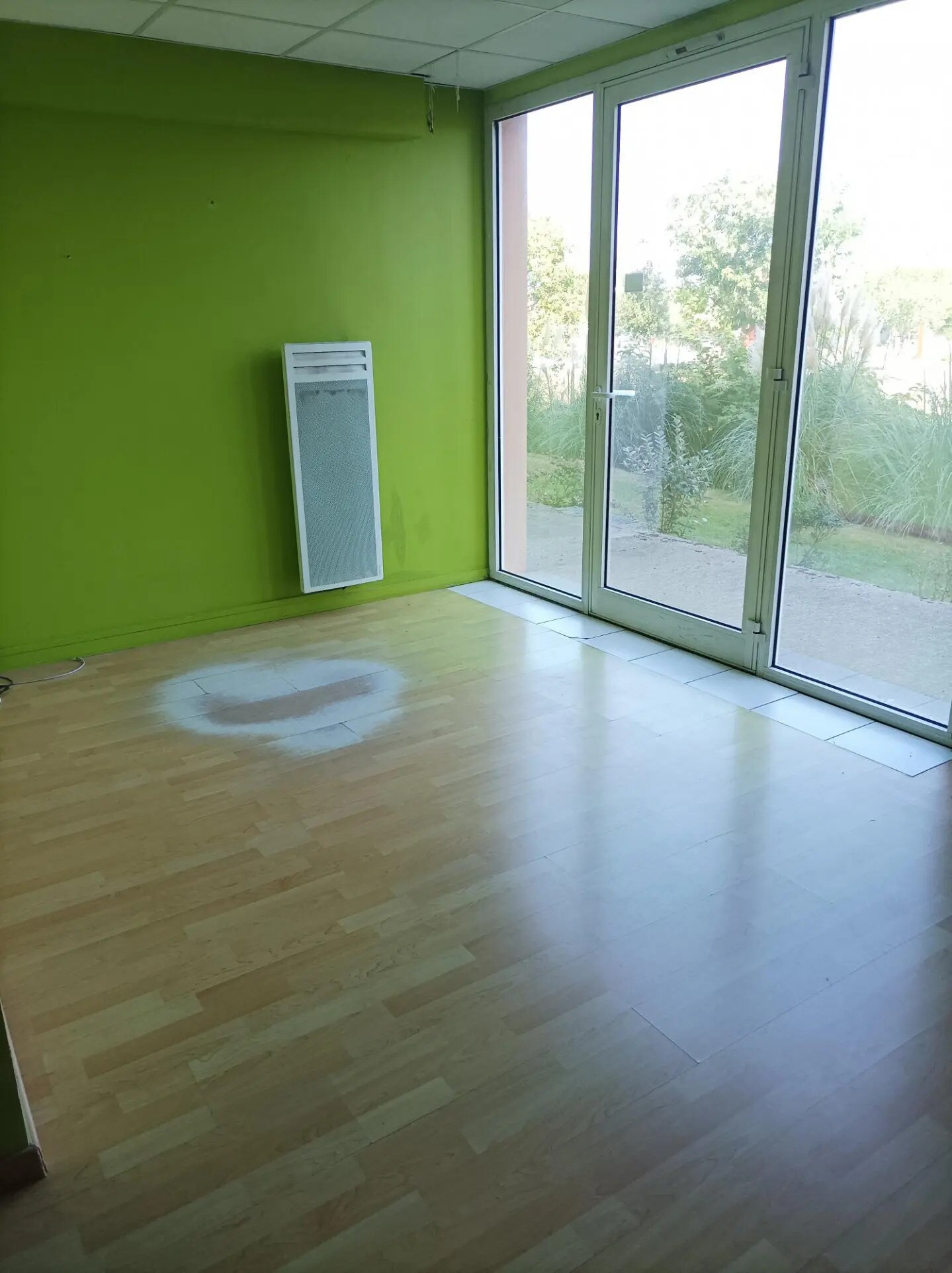 Retail in Bayonne to rent Interior Photo- Image 1 of 3