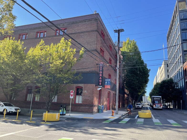 734 NW 14th Ave, Portland, OR for rent - Building Photo - Image 1 of 15