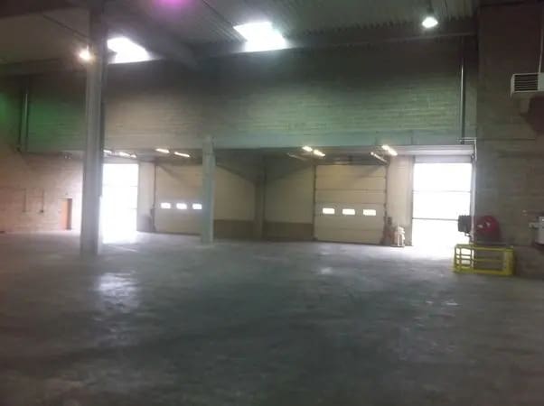Light Industrial in Élancourt to rent Interior Photo- Image 1 of 2