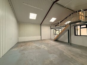 Wotton Underwood, Aylesbury to rent Interior Photo- Image 1 of 1