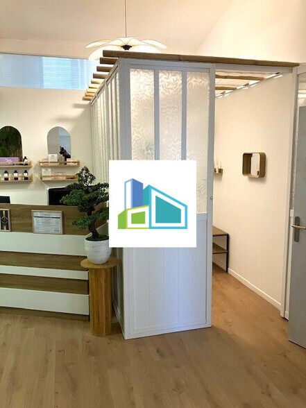 Office in Aubagne to rent - Lobby - Image 3 of 6