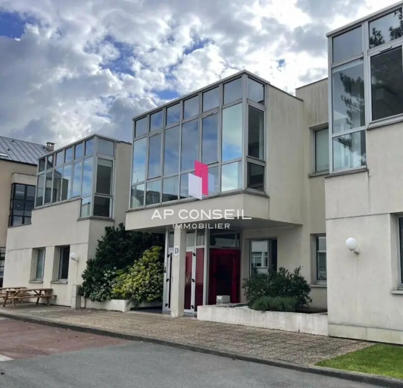 Office in Versailles to rent Building Photo- Image 1 of 10