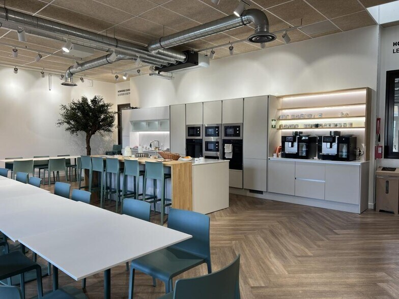 Office in Tremblay-en-France to rent - Interior Photo - Image 2 of 8