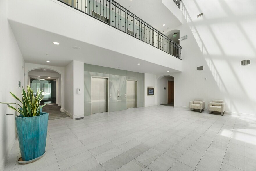 2535 Townsgate Rd, Westlake Village, CA to rent - Interior Photo - Image 3 of 5