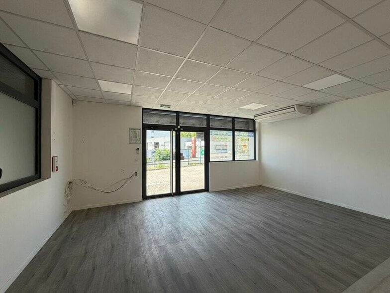 6 Chemin Des Gorges, Dardilly to rent - Interior Photo - Image 3 of 12