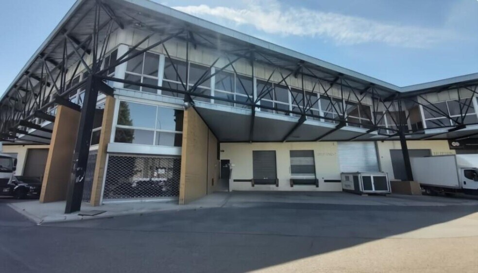 4-14 Avenue Arago, Morangis to rent - Building Photo - Image 2 of 13