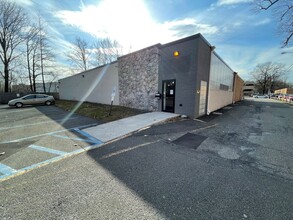 352 Evelyn St, Paramus, NJ for rent Building Photo- Image 1 of 4