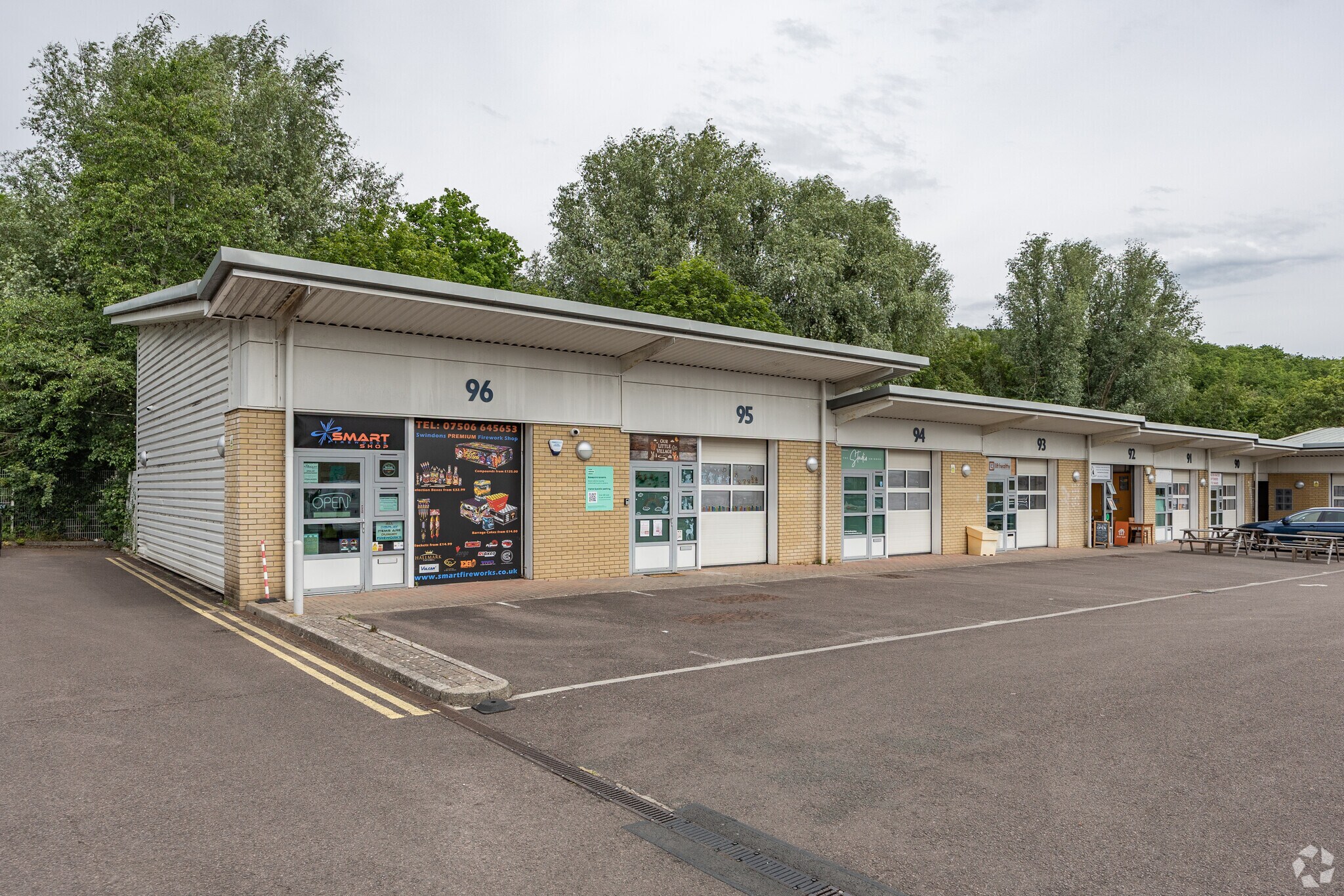 Rivermead Dr, Swindon to rent Primary Photo- Image 1 of 3