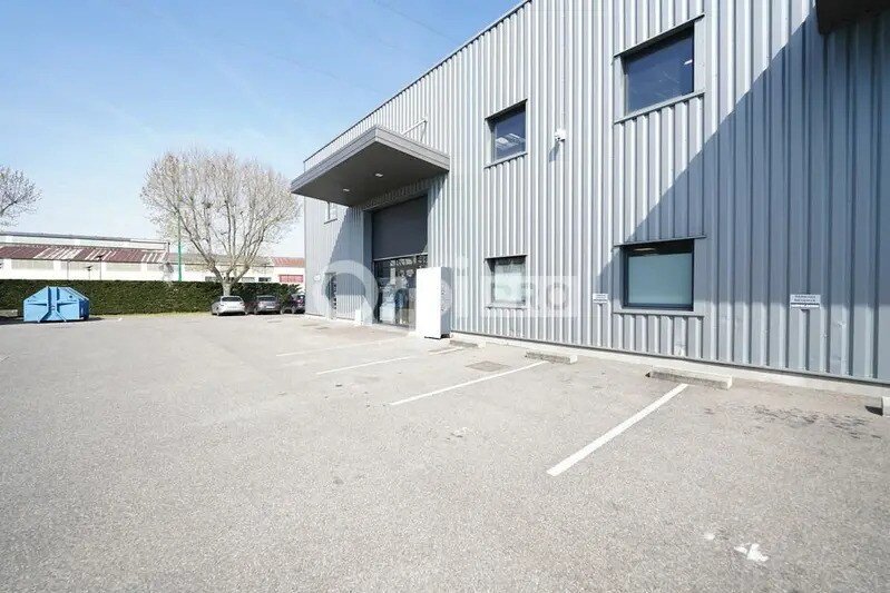 1 Avenue B Cité Berliet, Saint-Priest to rent - Building Photo - Image 3 of 12