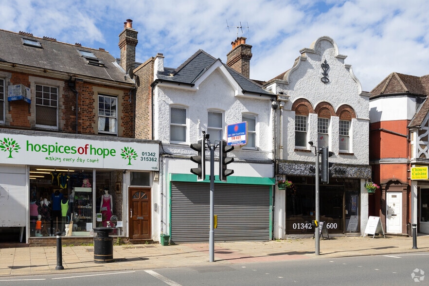 104 London Rd, East Grinstead to rent - Primary Photo - Image 1 of 2