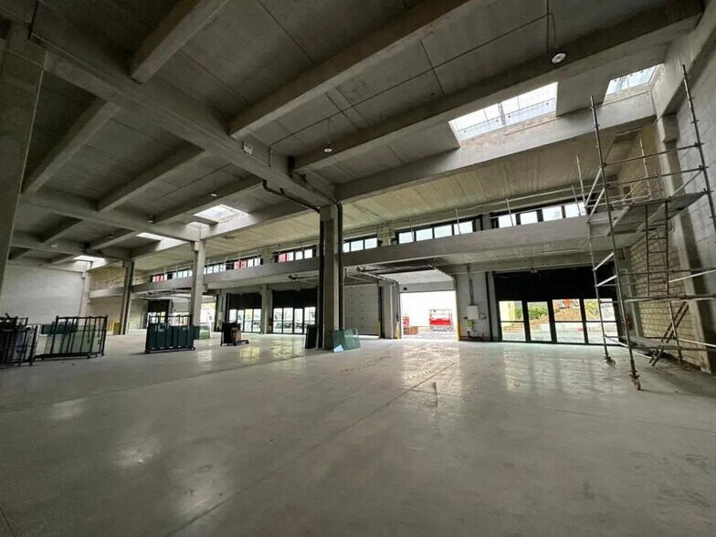 Industrial in Bobigny to rent - Building Photo - Image 1 of 10