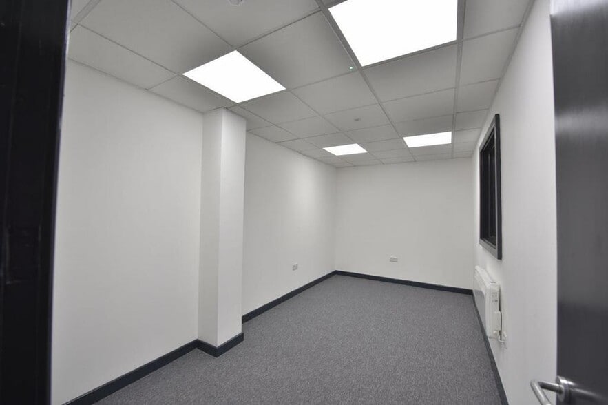 Oldham Rd, Manchester to rent - Building Photo - Image 3 of 17
