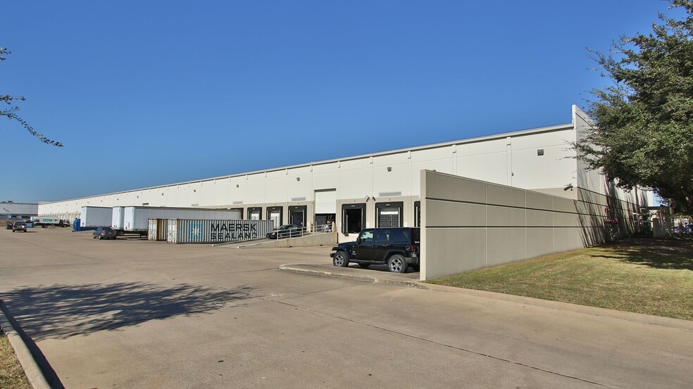 7425 Pinemont Dr, Houston, TX for rent - Building Photo - Image 3 of 8