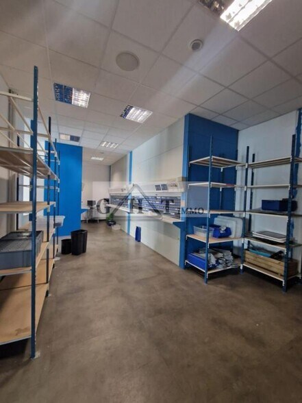 Retail in Ivry-sur-Seine to rent - Interior Photo - Image 2 of 3