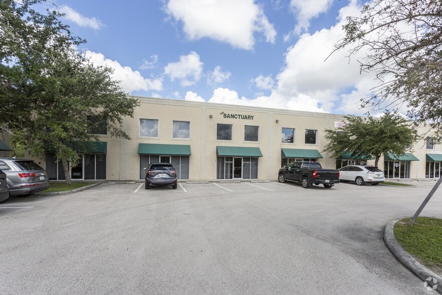 13723 Jetport Commerce Pky, Fort Myers, FL for rent - Building Photo - Image 3 of 3