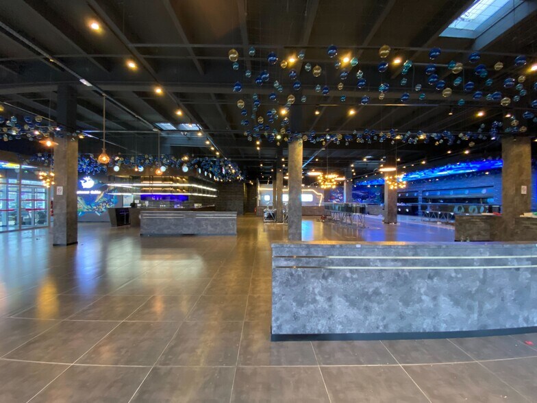 Retail in Les Mureaux to rent - Building Photo - Image 1 of 4