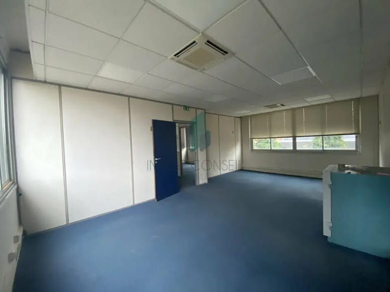 Light Industrial in Gennevilliers to rent - Interior Photo - Image 2 of 6