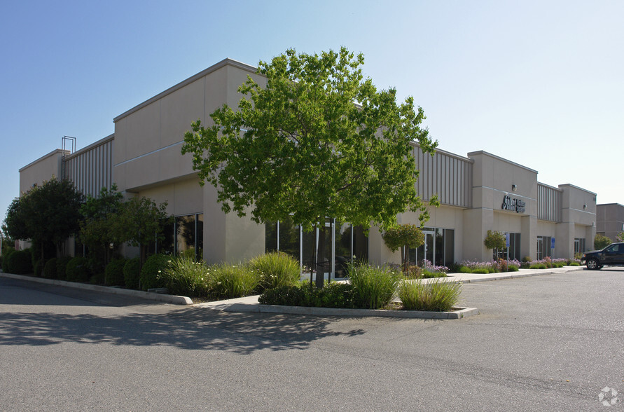 550 W Locust Ave, Fresno, CA for rent - Primary Photo - Image 1 of 2