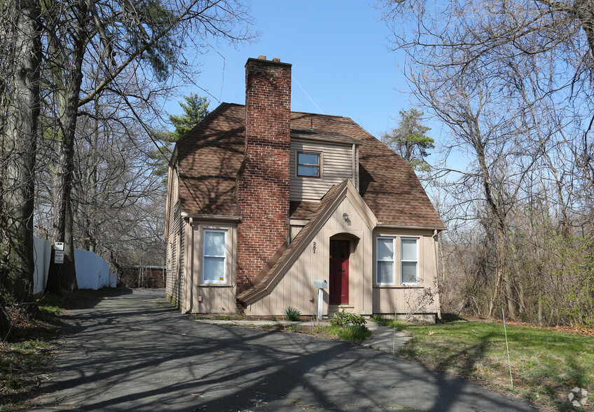 251 Woodford Ave, Plainville, CT for sale - Primary Photo - Image 1 of 1