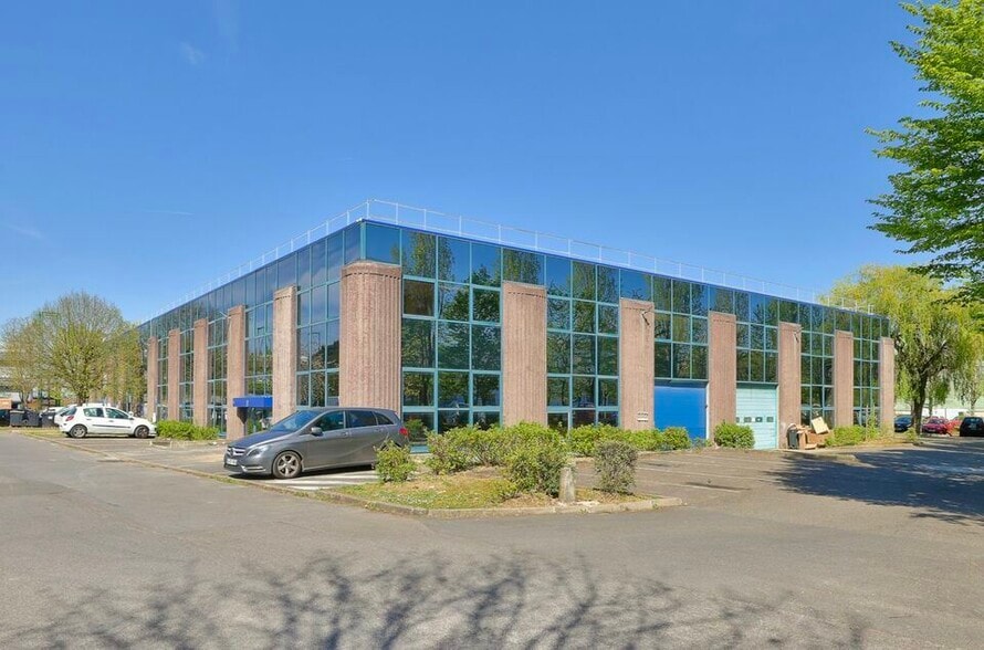7 Avenue Des Freres Lumiere, Villiers-sur-Marne to rent - Building Photo - Image 1 of 8