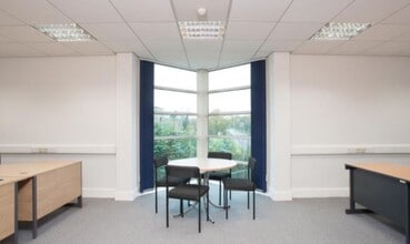 Queens Ave, Macclesfield to rent Interior Photo- Image 2 of 3