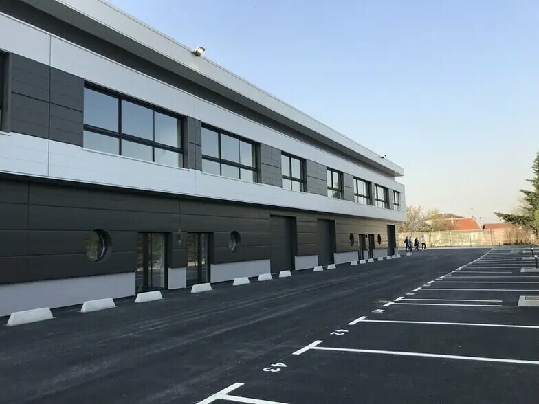 Light Industrial in Les Pavillons-sous-Bois to rent - Building Photo - Image 1 of 2