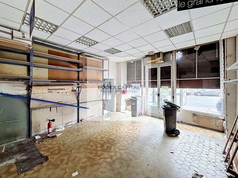 Retail in Paris to rent - Interior Photo - Image 2 of 3