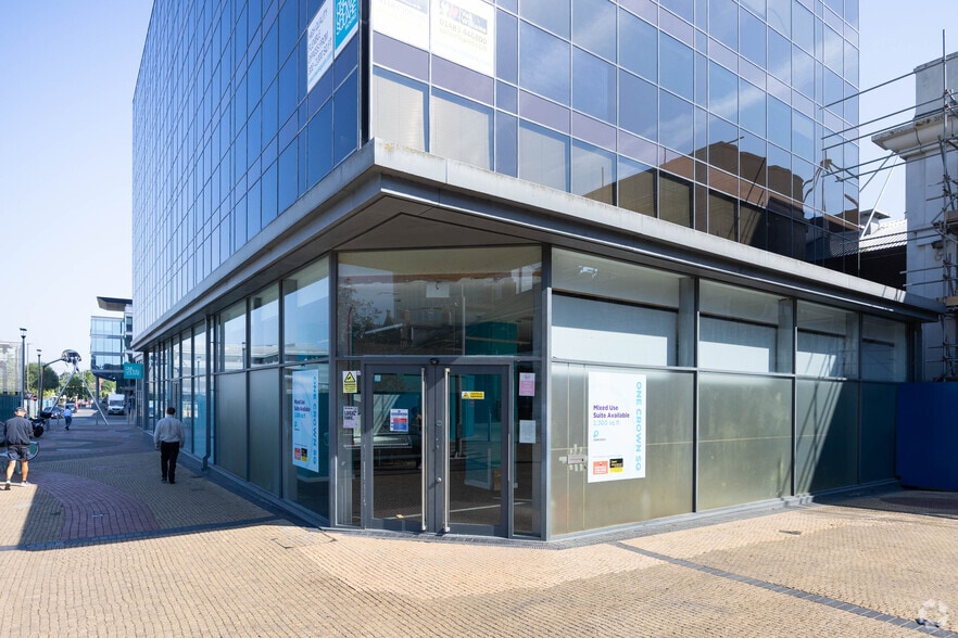 1 Crown Sq, Woking to rent - Building Photo - Image 2 of 2