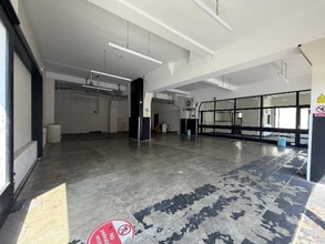1 The Av, Newton Abbot to rent Interior Photo- Image 1 of 4