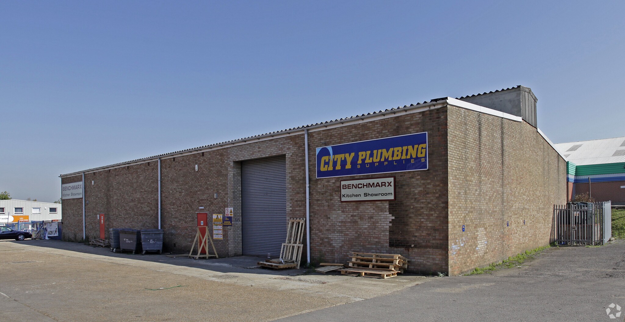 16 Bilton Way, Luton for sale Primary Photo- Image 1 of 1