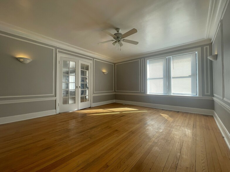 6830 S Jeffery Blvd, Chicago, IL for sale - Interior Photo - Image 2 of 5