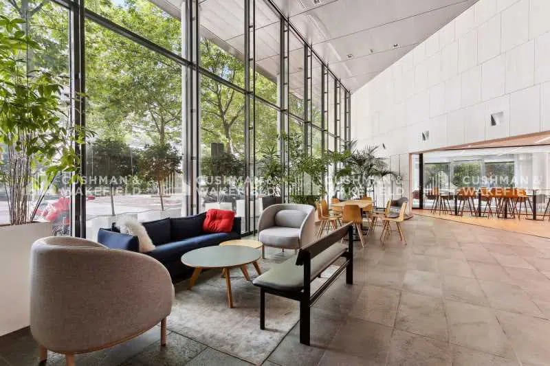 Office in Issy-les-Moulineaux to rent Lobby- Image 1 of 6