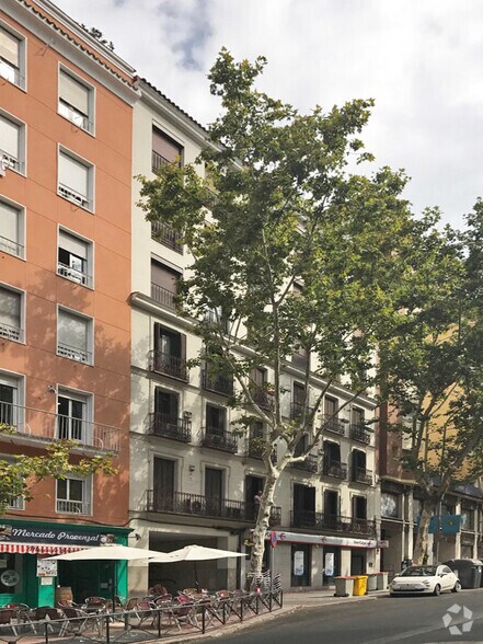 Office in Madrid, Madrid to rent - Building Photo - Image 2 of 2