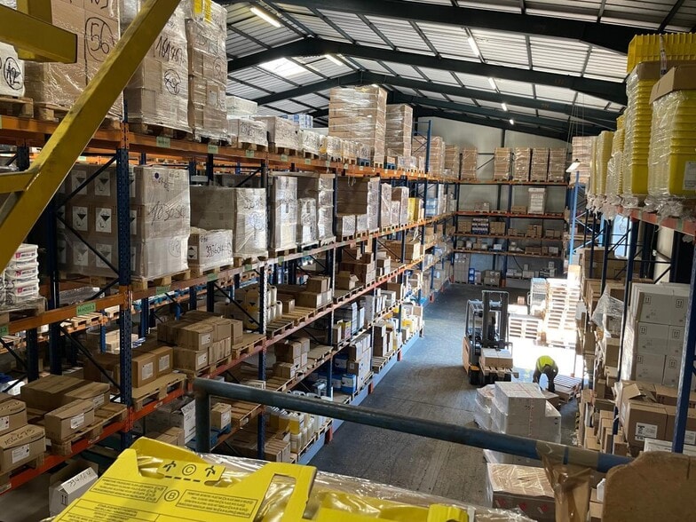 Light Industrial in Villeneuve-la-Garenne to rent - Interior Photo - Image 2 of 7