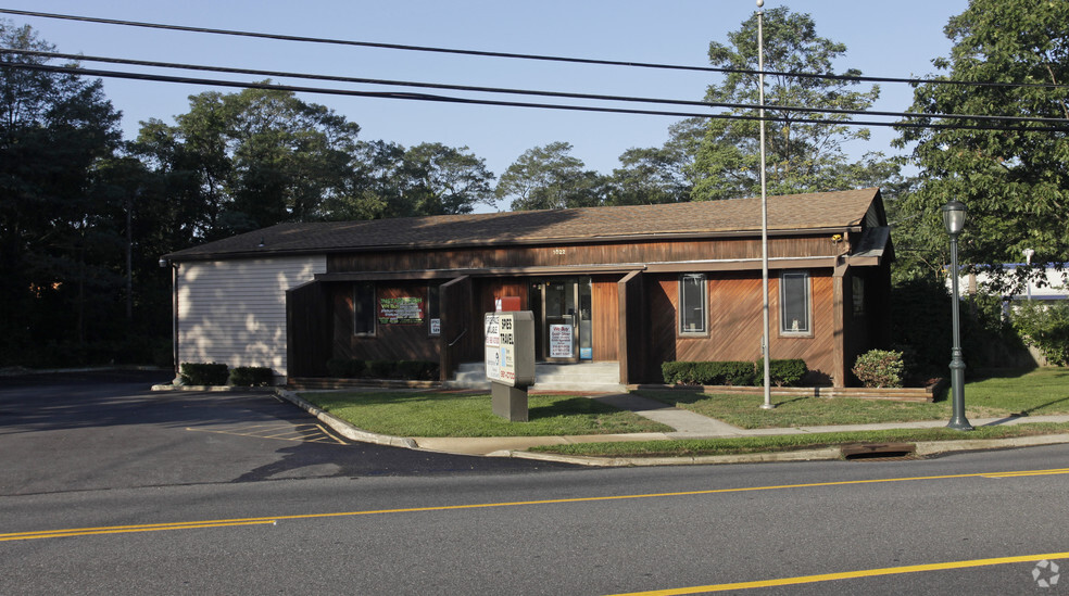 1022 Main St, Holbrook, NY for sale - Primary Photo - Image 1 of 1