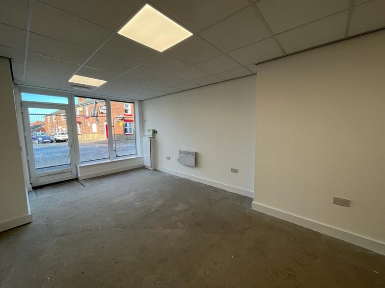 43 St Helens Rd, Leigh to rent - Interior Photo - Image 2 of 13