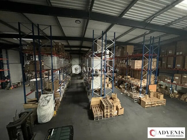 Location Local d'activités 1 643 m²