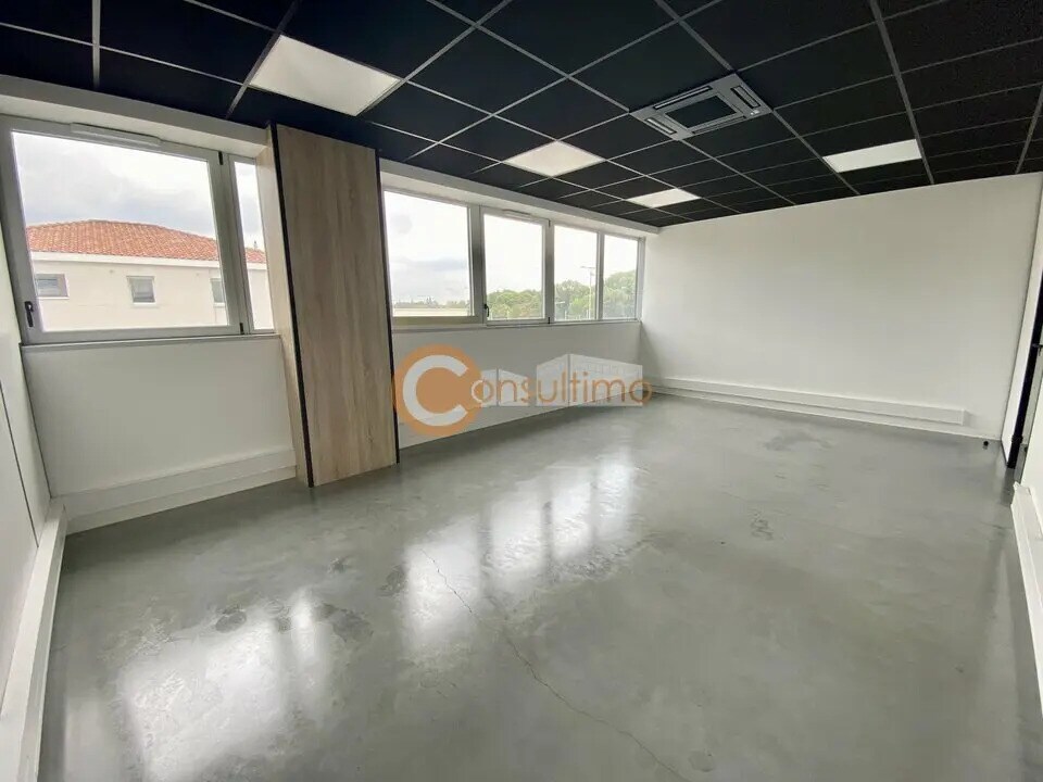 Retail in Carbon-Blanc to rent Building Photo- Image 1 of 18