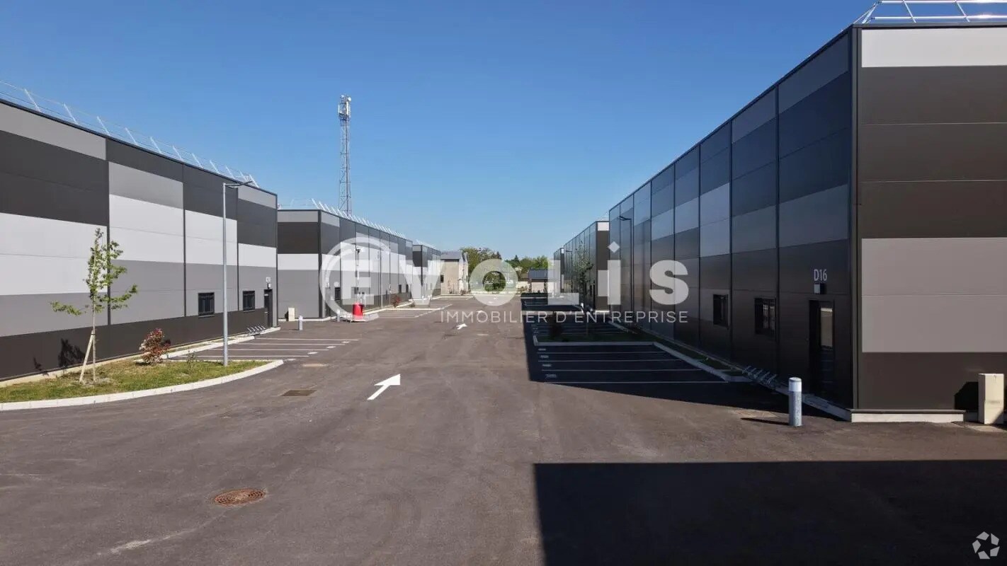 Light Industrial in Janneyrias to rent Primary Photo- Image 1 of 31