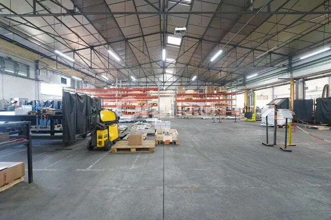 Location Local d'activités 1 650 m²