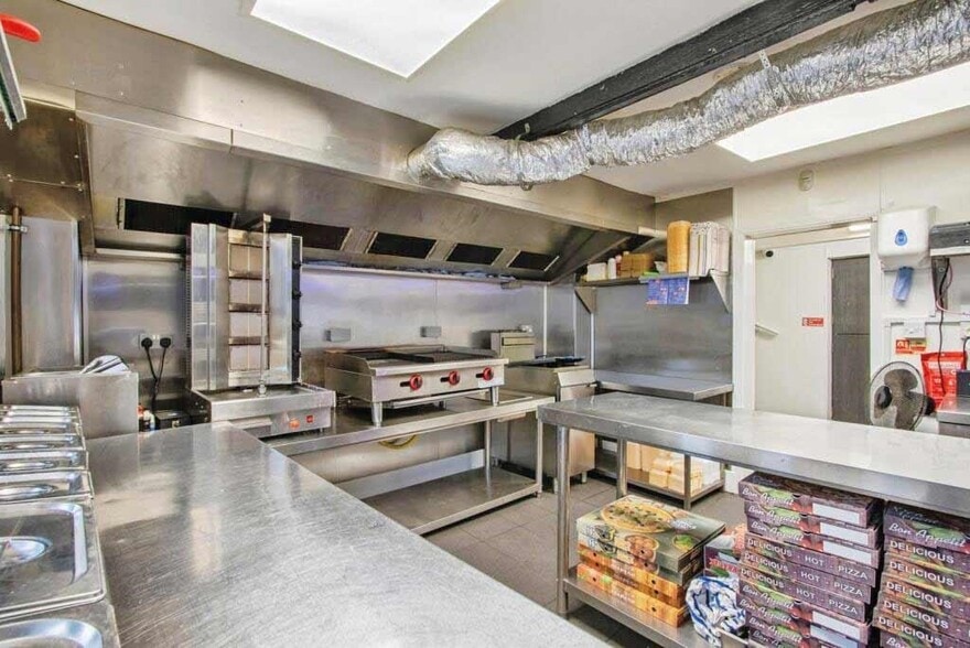 55 Lake Lock Rd, Wakefield for sale - Interior Photo - Image 3 of 4