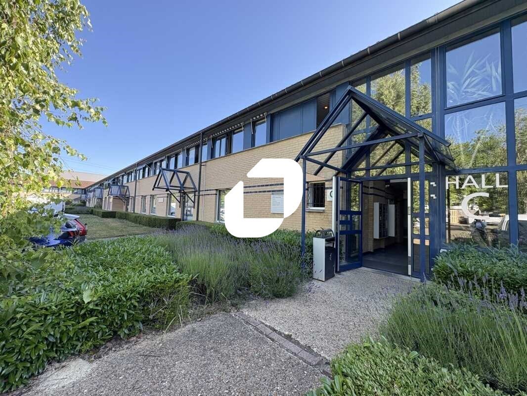 Office in Trappes to rent Building Photo- Image 1 of 23