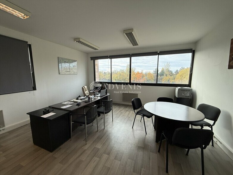 Office in Noisy-le-Grand for sale - Interior Photo - Image 2 of 11