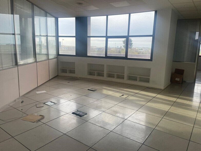 Calle Luis Fuentes Bejarano, S/N, SEVILLA, Sevilla to rent - Building Photo - Image 3 of 10