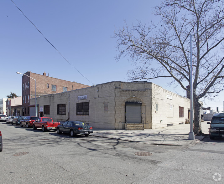 47-01 25th Ave, Astoria, NY for rent - Primary Photo - Image 1 of 18