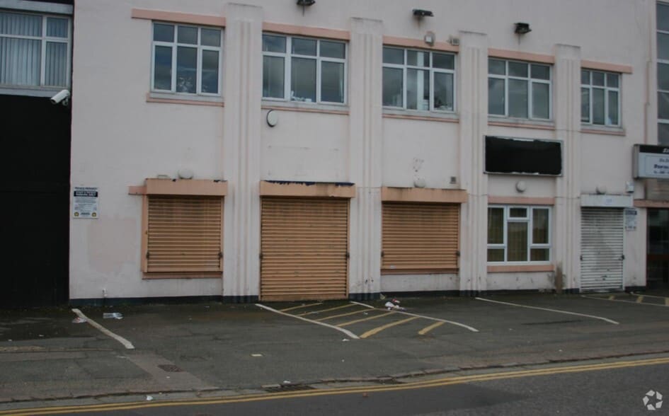 Wadsworth Rd, Greenford to rent - Building Photo - Image 2 of 2