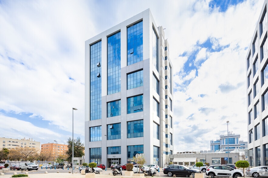Office in Seville, Sevilla for sale - Primary Photo - Image 1 of 5