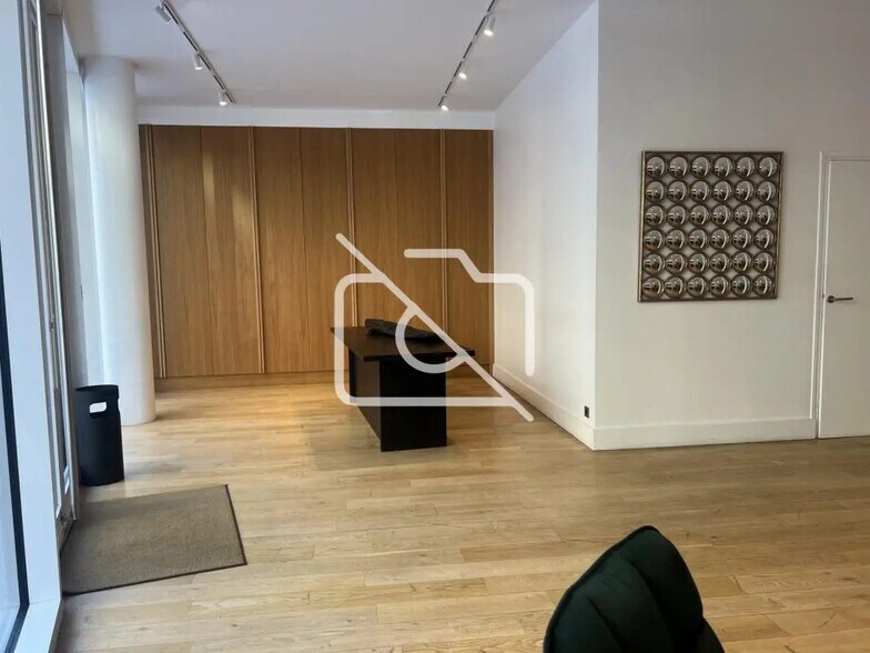 Office in Montrouge to rent - Building Photo - Image 2 of 27