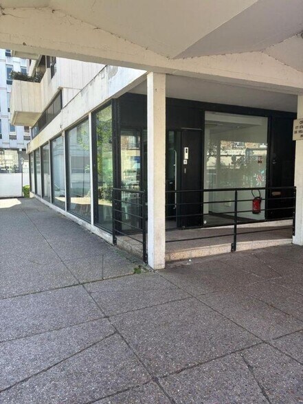 Retail in Sevres for sale - Building Photo - Image 3 of 9