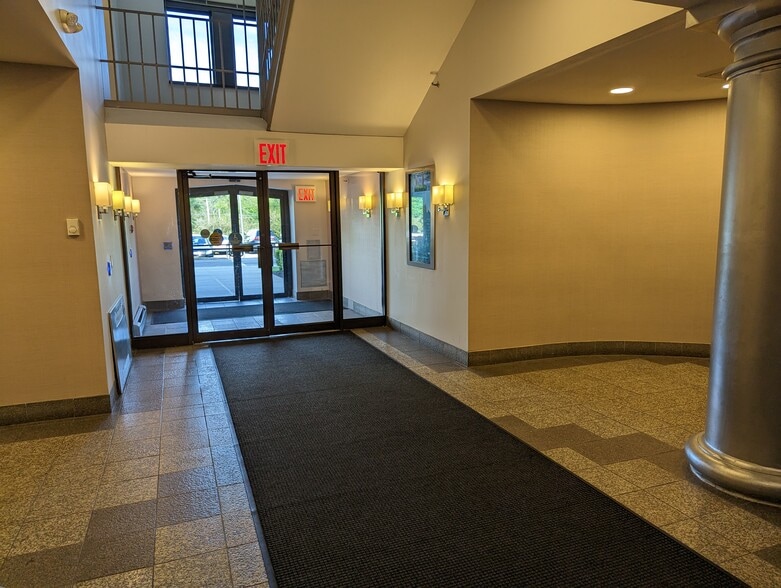 210 N Central Ave, Hartsdale, NY for rent - Interior Photo - Image 3 of 20